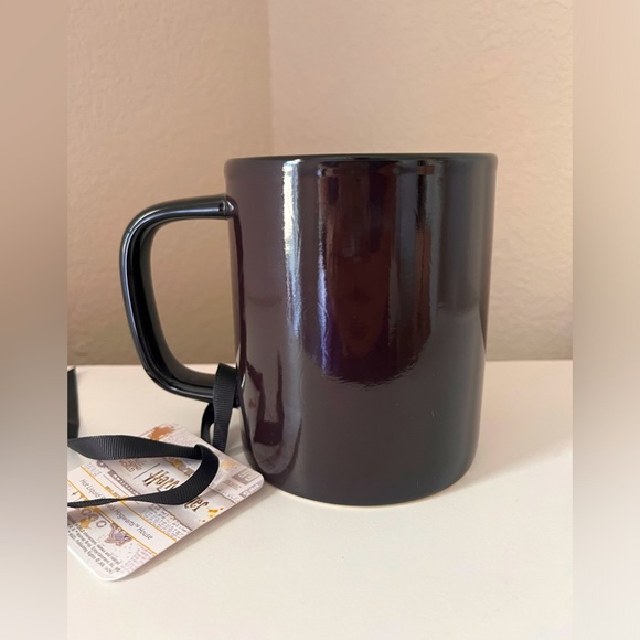 Rae Dunn Harry Potter “Welcome To Hogwartz Gryfindor” color changing mug - Picture 2 of 2